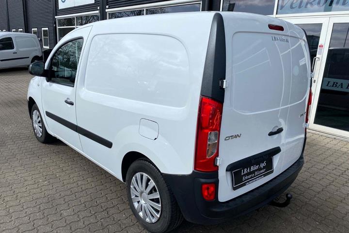 Hvid Mercedes Citan 109 fra 2021 set udefra