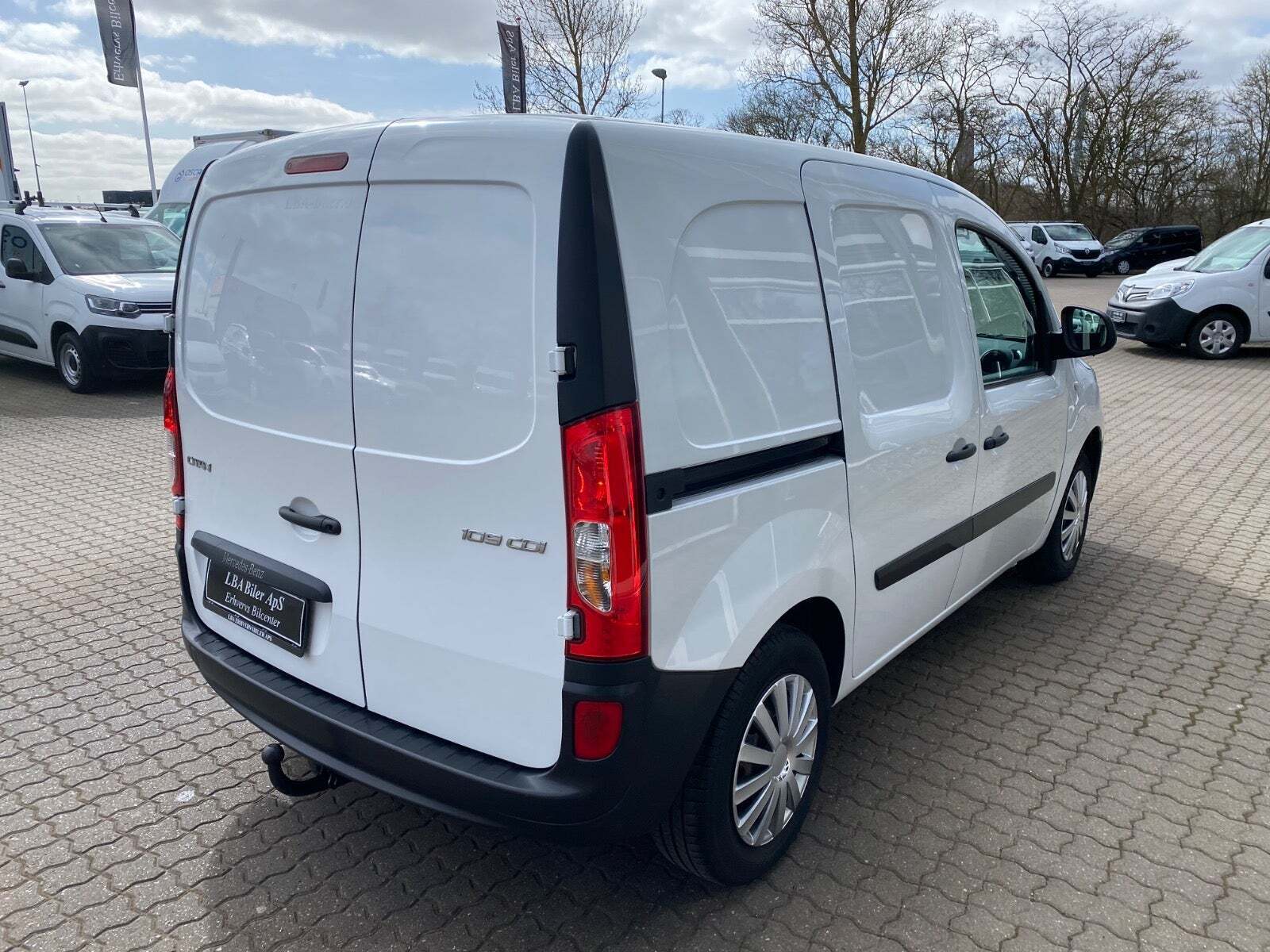 Hvid Mercedes Citan 109 fra 2021 set udefra