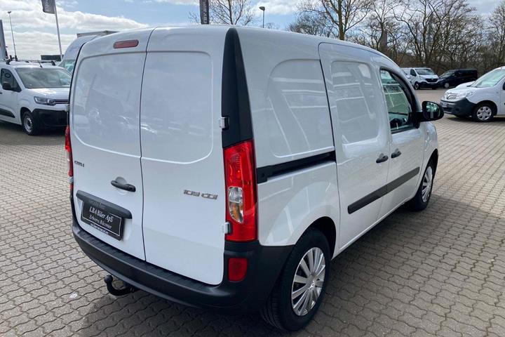 Hvid Mercedes Citan 109 fra 2021 set udefra