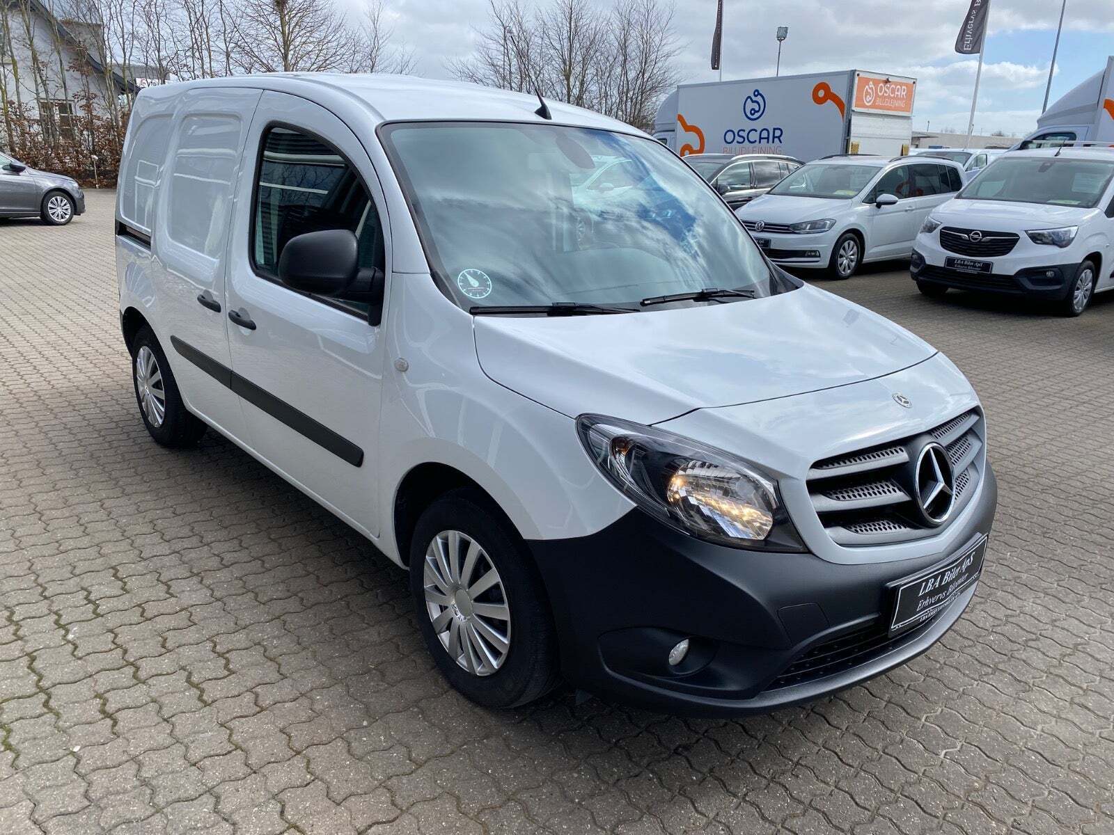 Hvid Mercedes Citan 109 fra 2021 set udefra