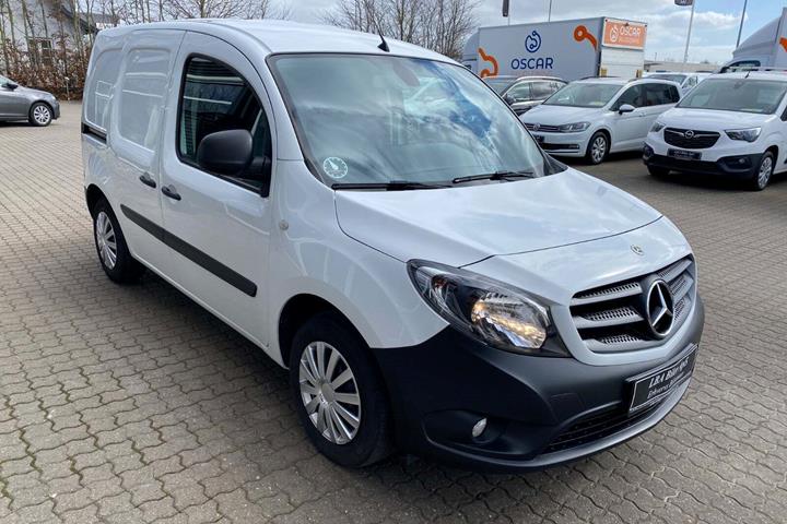 Hvid Mercedes Citan 109 fra 2021 set udefra