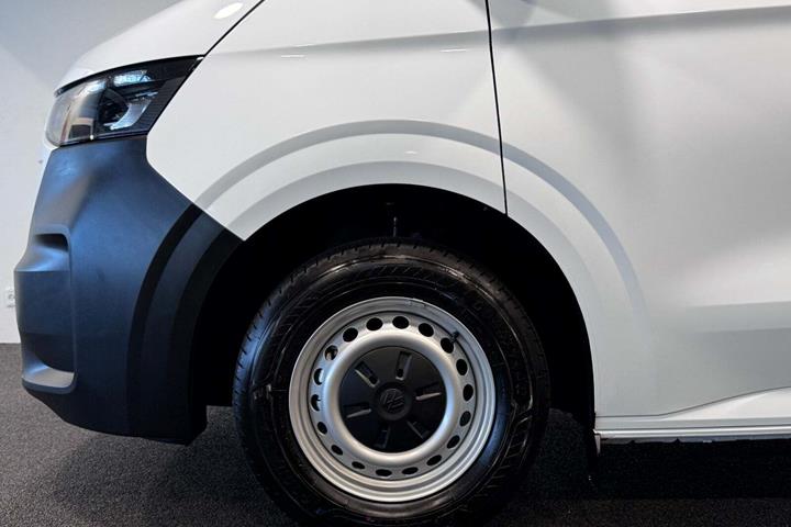 Hvid VW e-Transporter fra 2025 set udefra