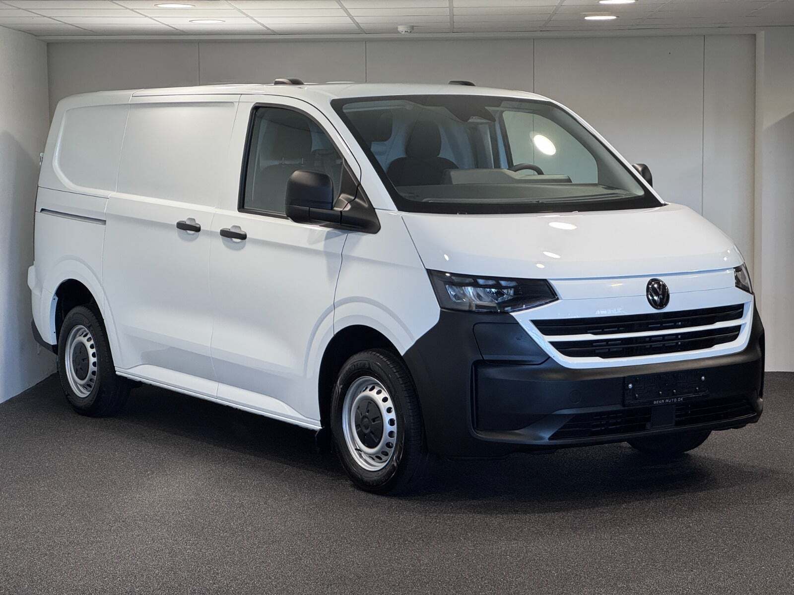 Hvid VW e-Transporter fra 2025 set udefra