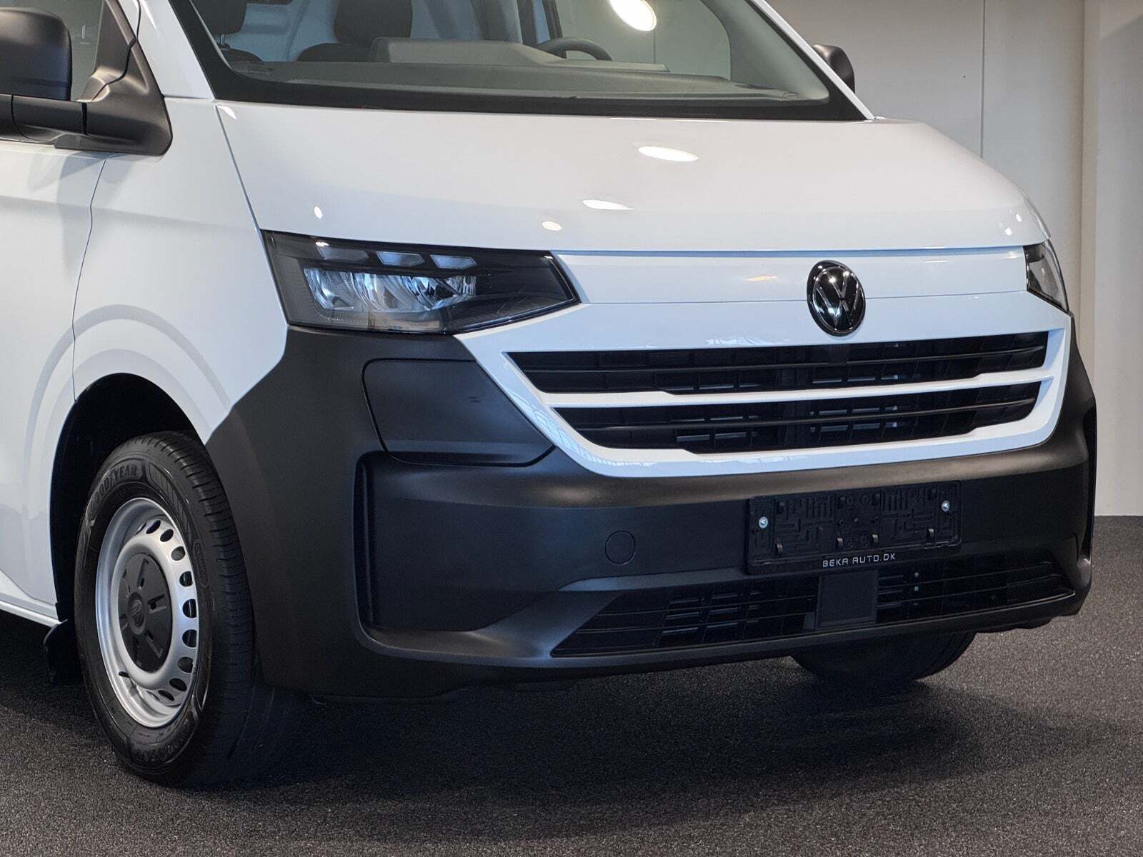 Hvid VW e-Transporter fra 2025 set udefra