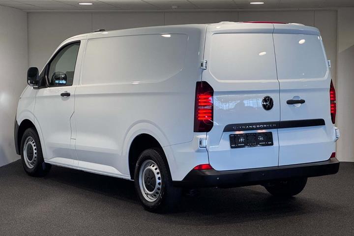 Hvid VW e-Transporter fra 2025 set udefra