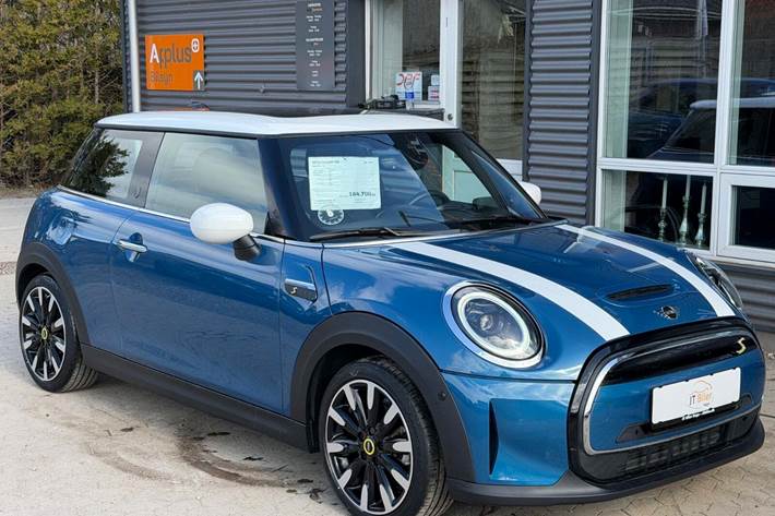 Blå Mini Cooper SE fra 2023 set udefra