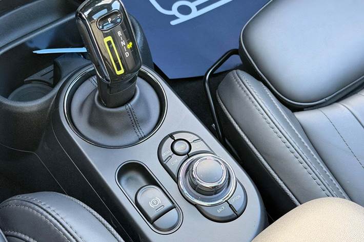 Blå Mini Cooper SE fra 2023