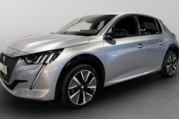 Sølv Peugeot e-208 fra 2020 set udefra