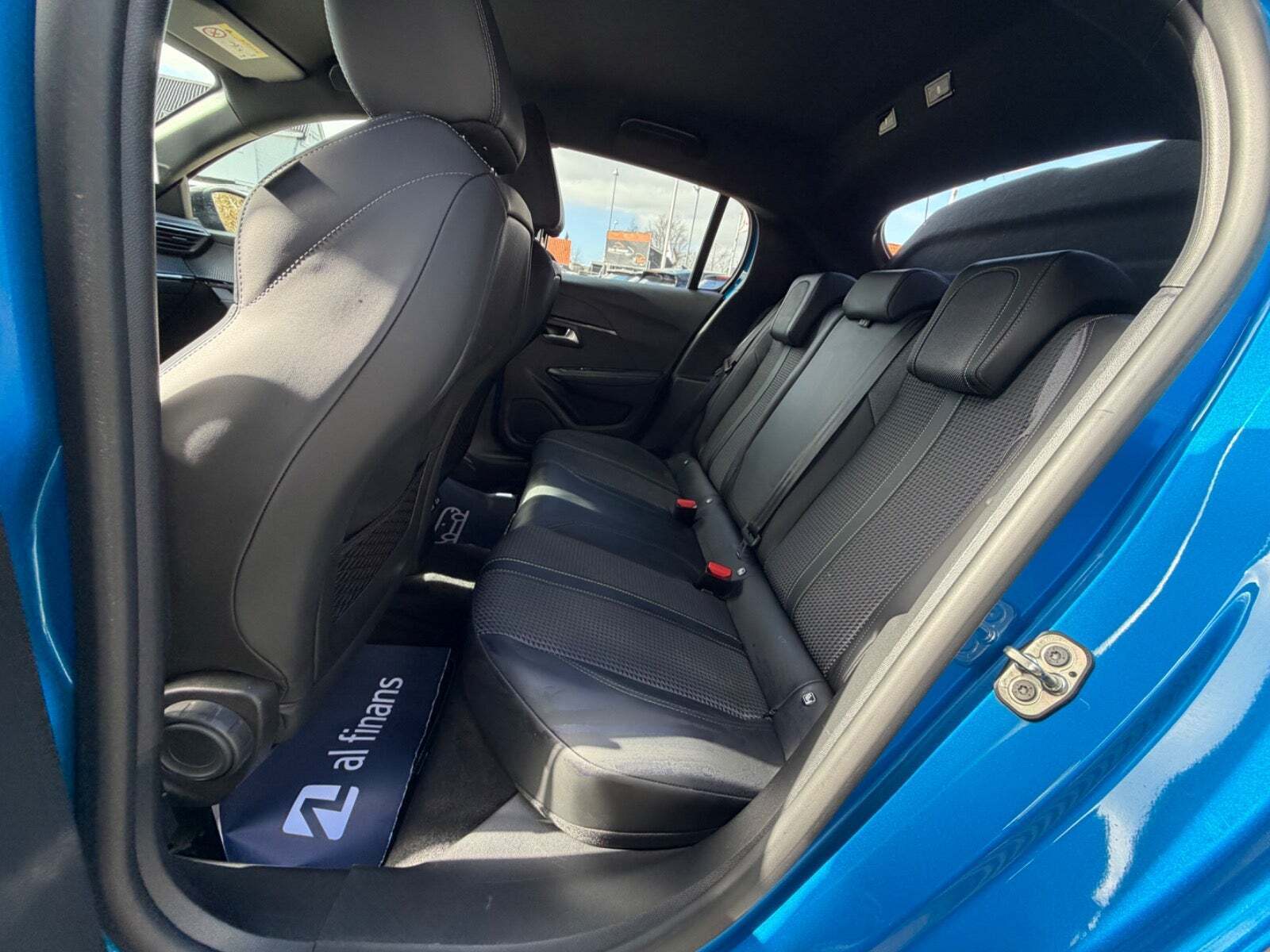 Blå Peugeot e-208 fra 2020