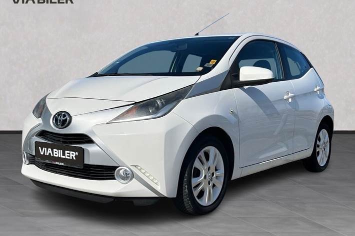 Hvid Toyota Aygo fra 2016 set udefra