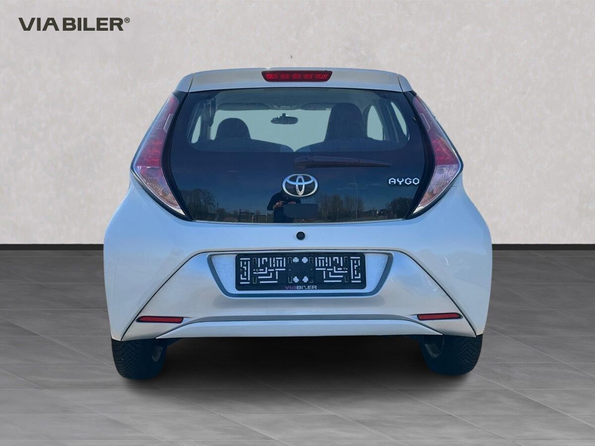 Hvid Toyota Aygo fra 2016