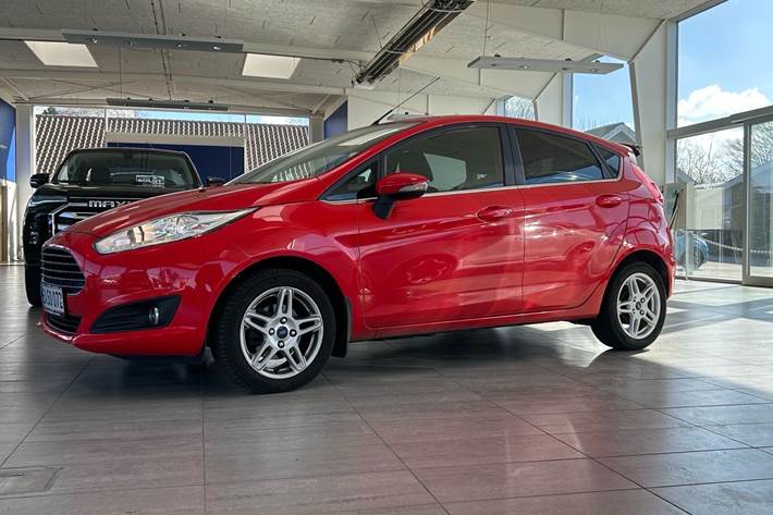 Rød Ford Fiesta fra 2015