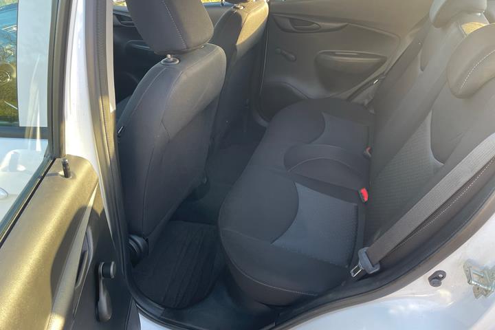 Hvid Opel Karl fra 2015