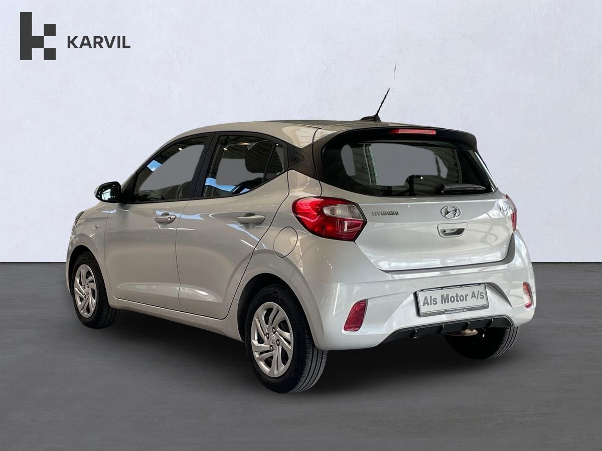 Sølv Hyundai i10 fra 2023