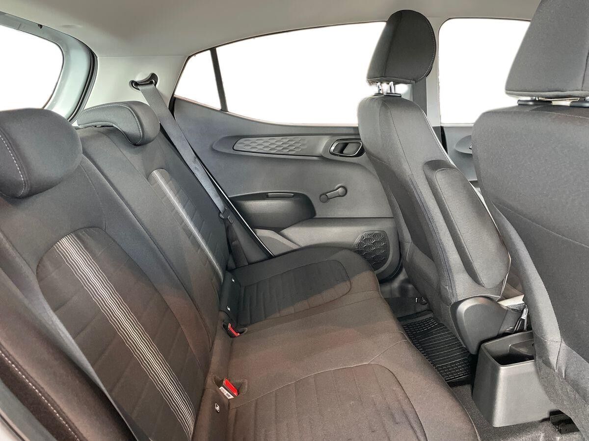 Sølv Hyundai i10 fra 2023