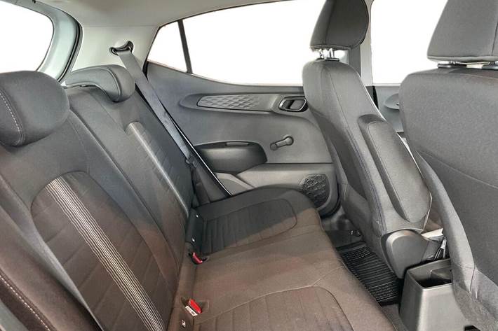 Sølv Hyundai i10 fra 2023