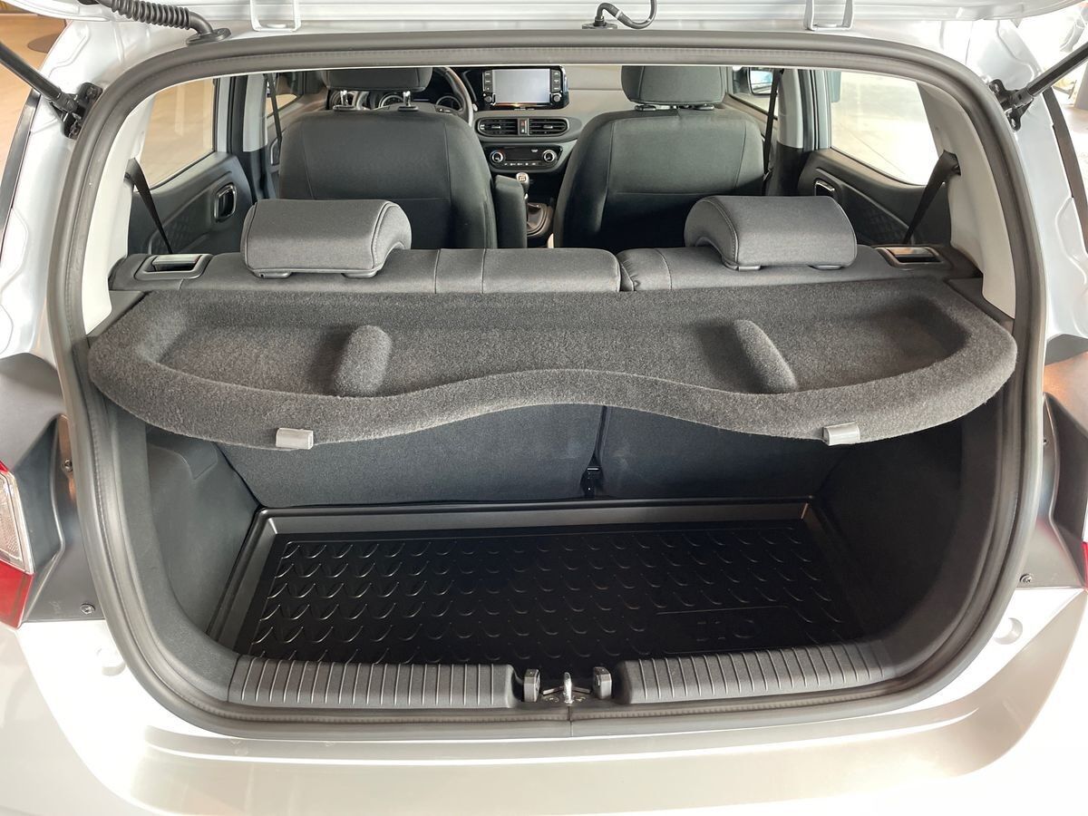 Sølv Hyundai i10 fra 2023