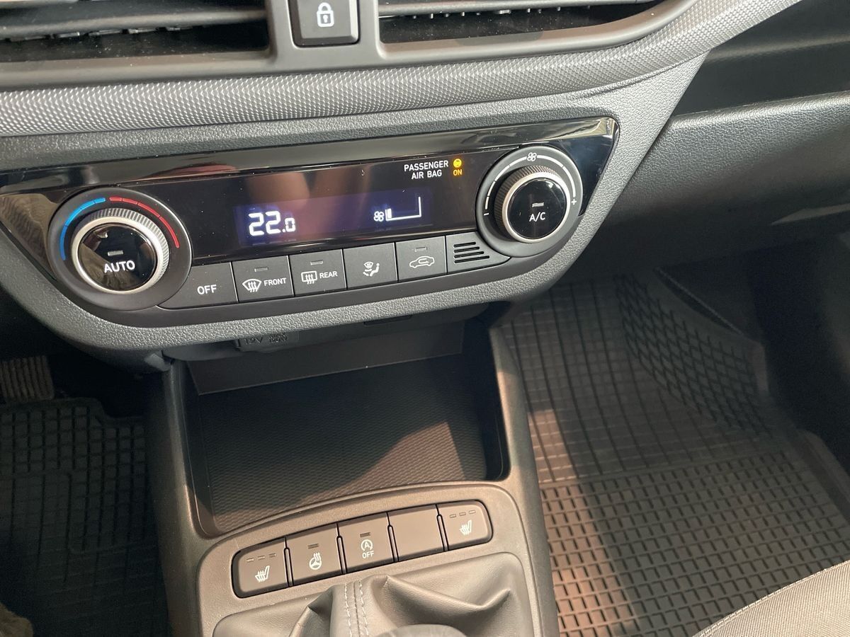 Sølv Hyundai i10 fra 2023