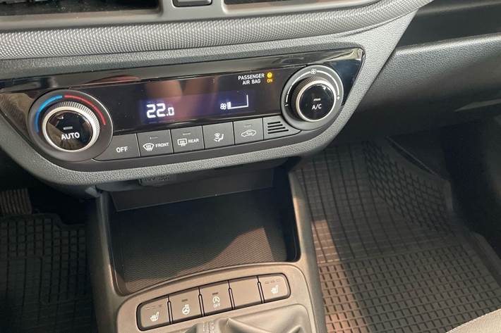 Sølv Hyundai i10 fra 2023