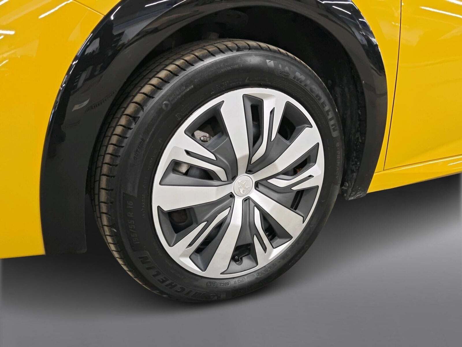 Beige Peugeot e-208 fra 2022