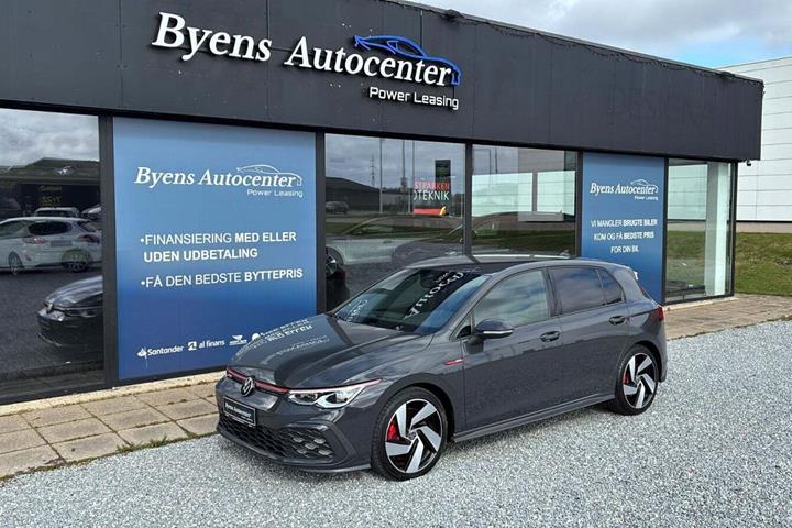 Gul VW Golf VIII fra 2021 set udefra