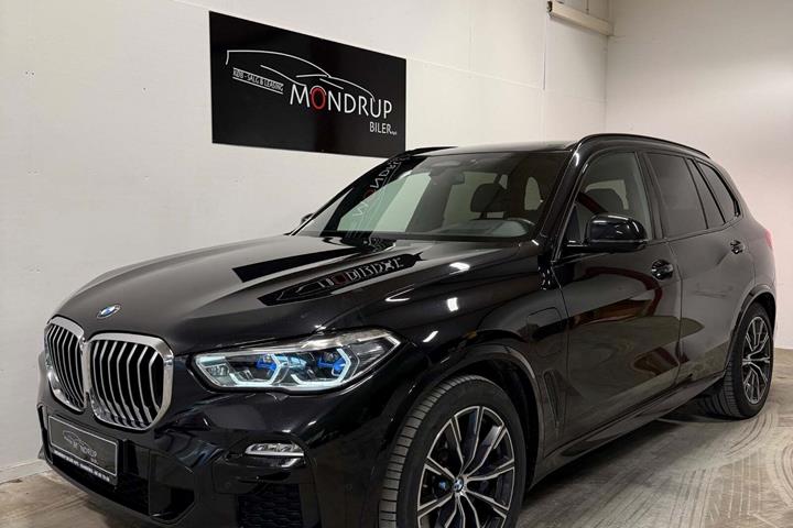 Blå BMW X5 fra 2021 set udefra