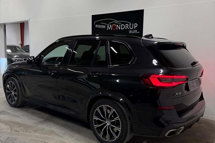 Blå BMW X5 fra 2021