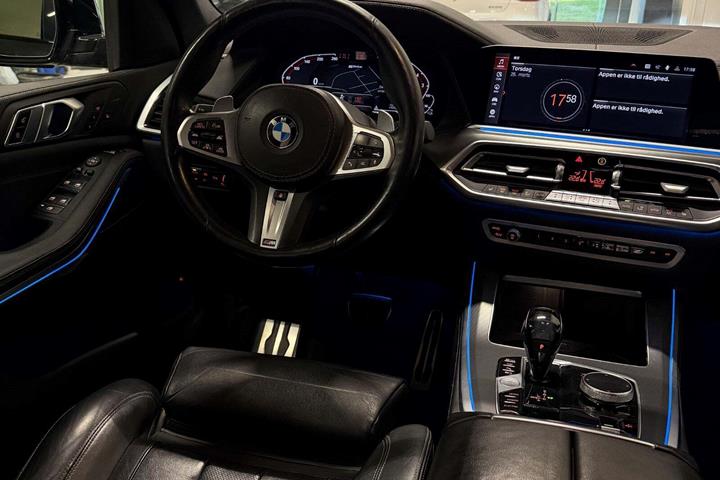 Blå BMW X5 fra 2021