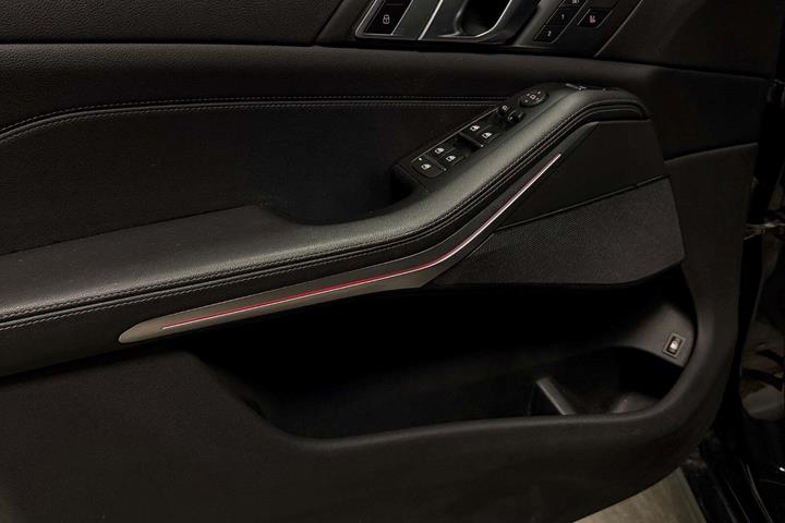Blå BMW X5 fra 2021
