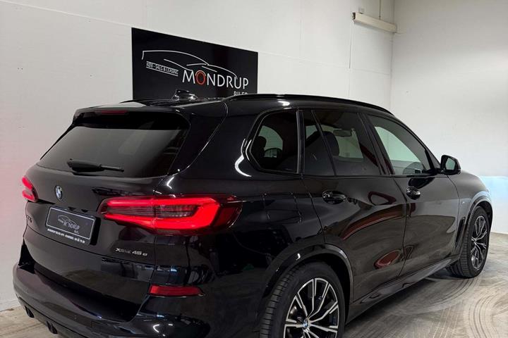 Blå BMW X5 fra 2021