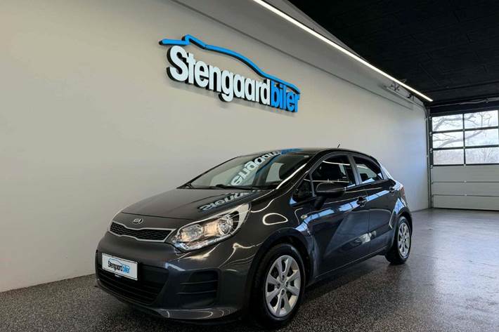 Grå Kia Rio fra 2015 set udefra