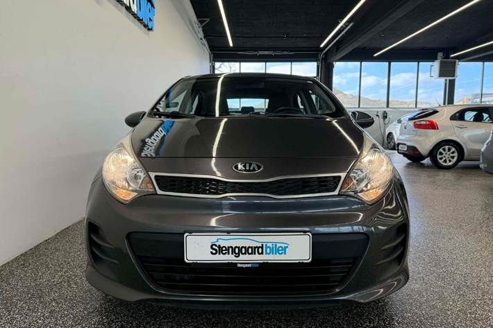 Grå Kia Rio fra 2015