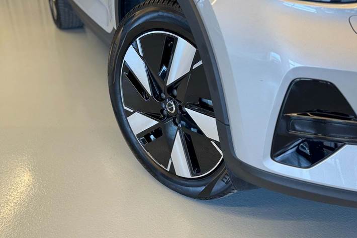 Sølv Volvo XC40 fra 2024