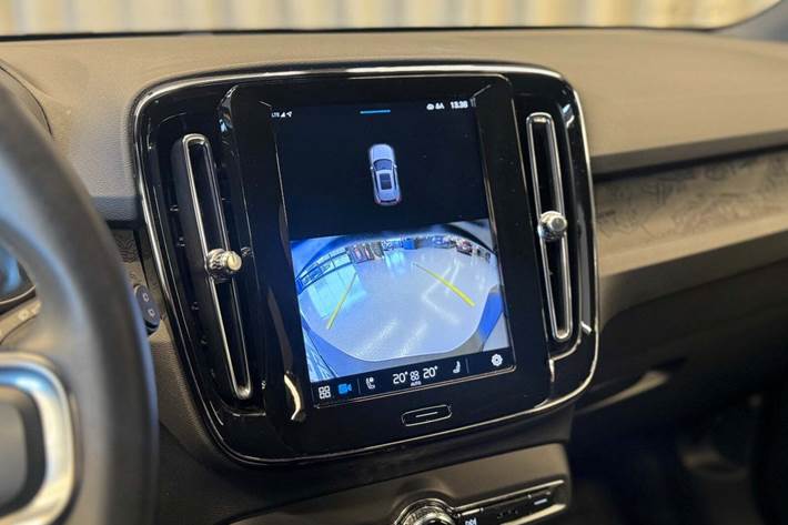 Sølv Volvo XC40 fra 2024