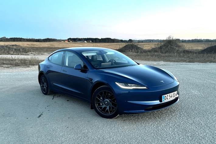 Blå Tesla Model 3 fra 2024 set udefra