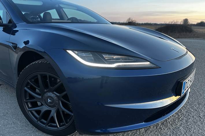 Blå Tesla Model 3 fra 2024