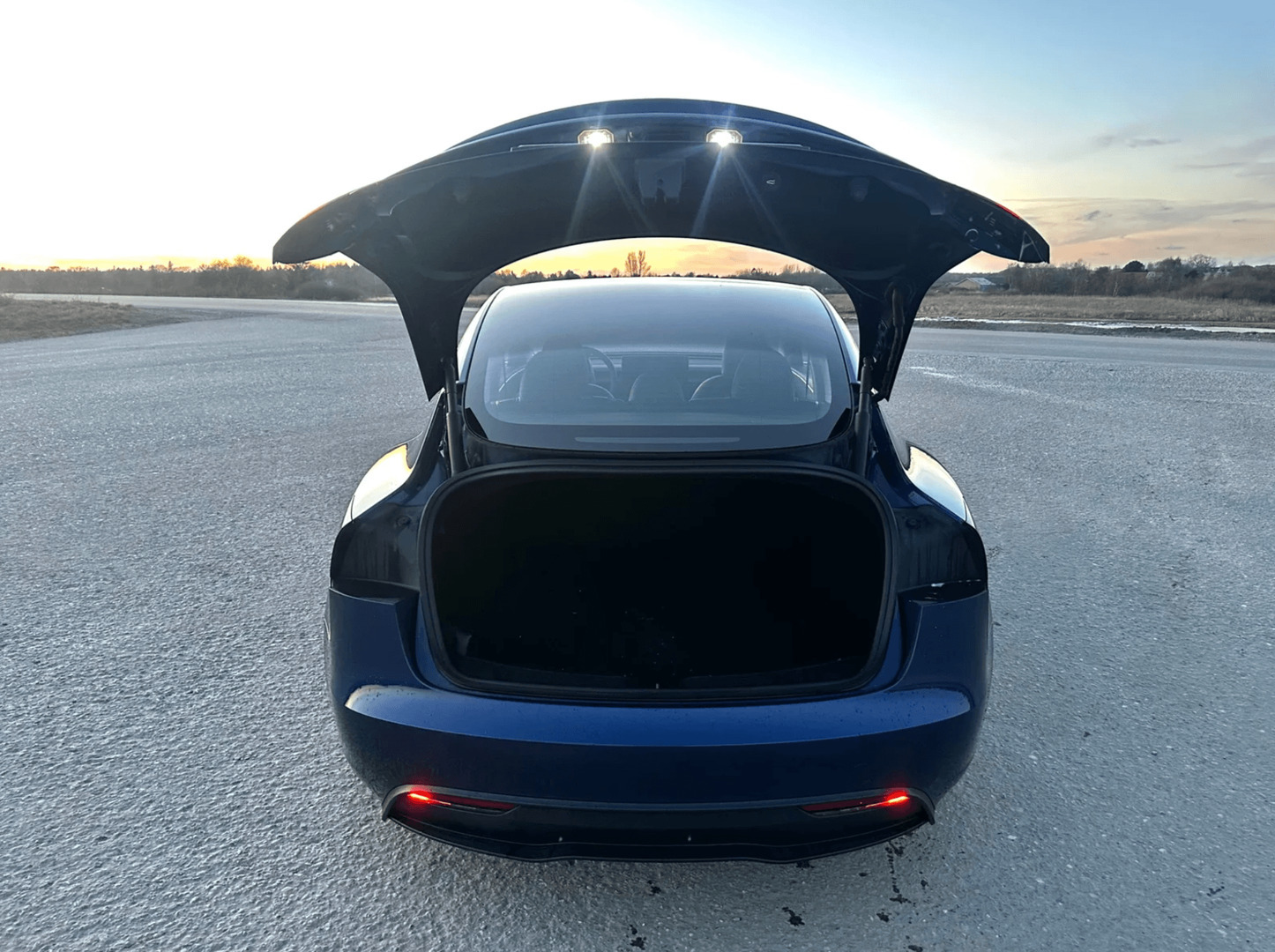 Blå Tesla Model 3 fra 2024