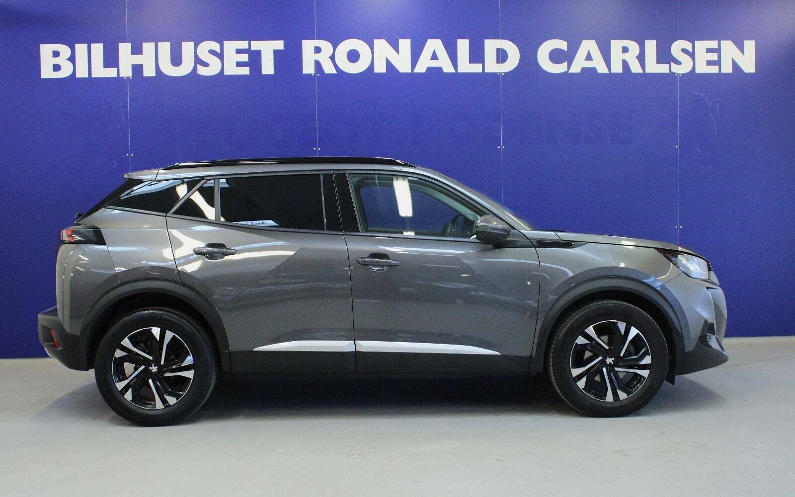 Grå Peugeot 2008 fra 2022