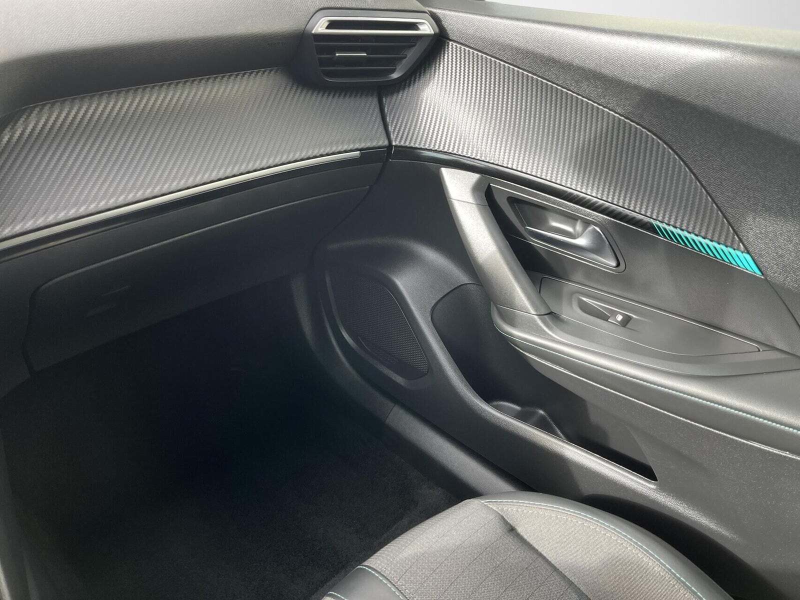 Orange Peugeot e-2008 fra 2023