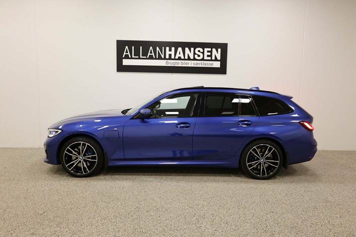 Blå BMW 330e fra 2021