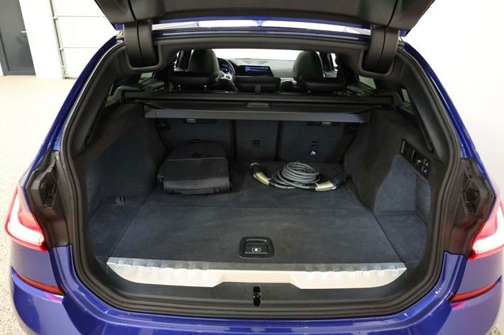 Blå BMW 330e fra 2021