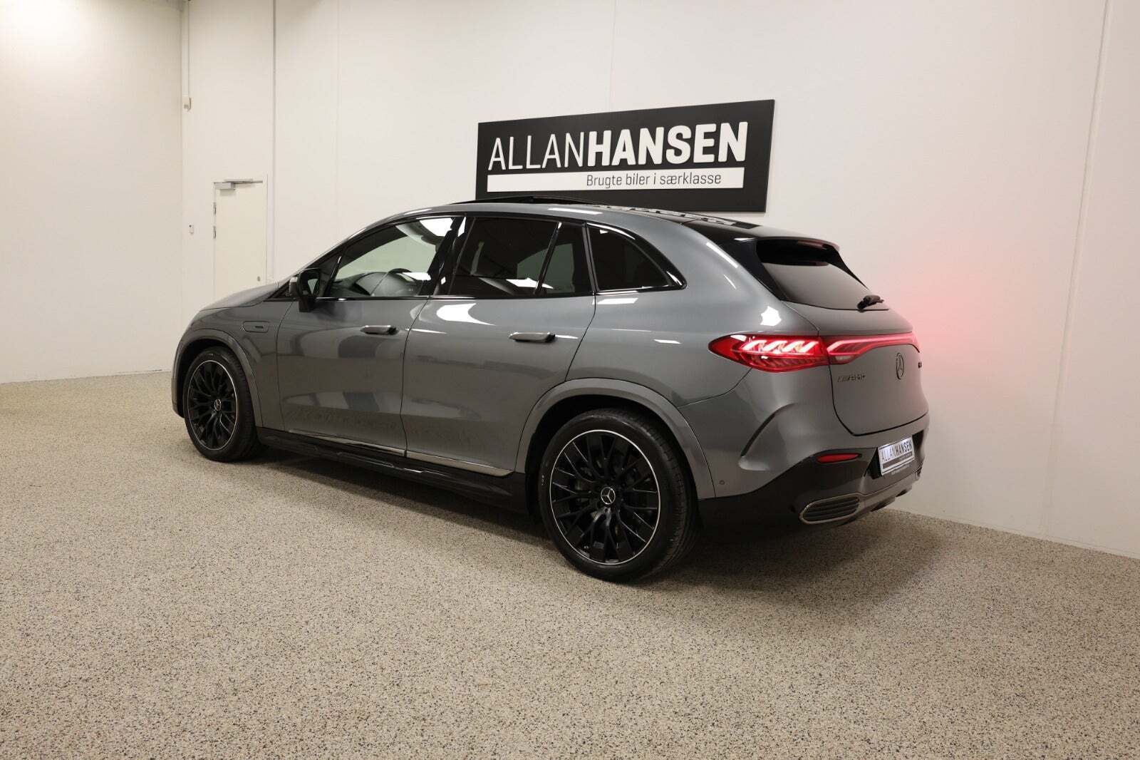 Grå Mercedes EQE43 SUV fra 2023