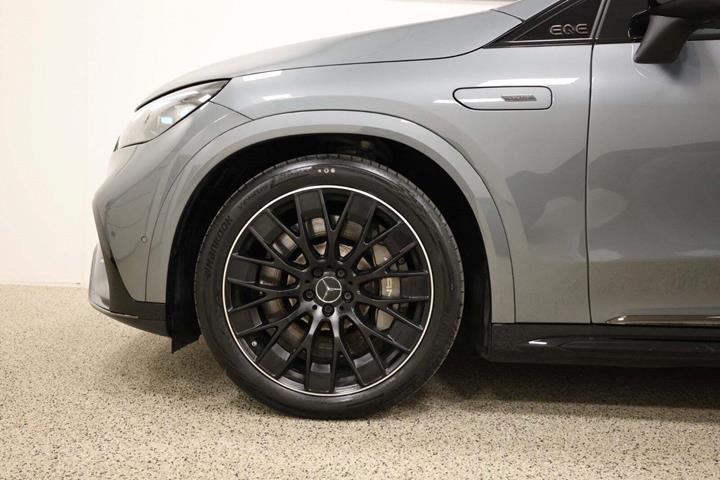 Grå Mercedes EQE43 SUV fra 2023 set udefra