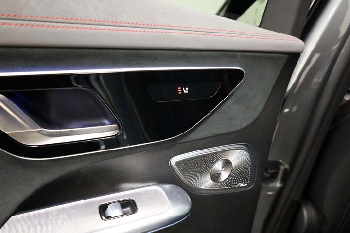 Grå Mercedes EQE43 SUV fra 2023