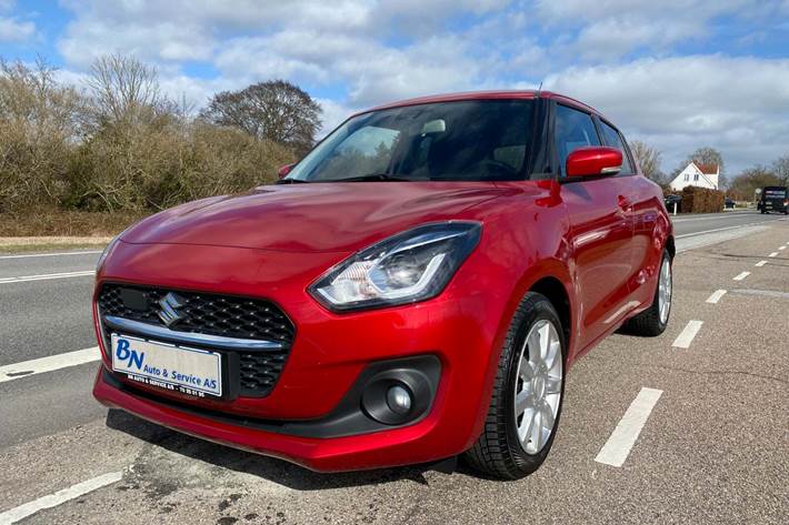 Rød Suzuki Swift fra 2021 set udefra
