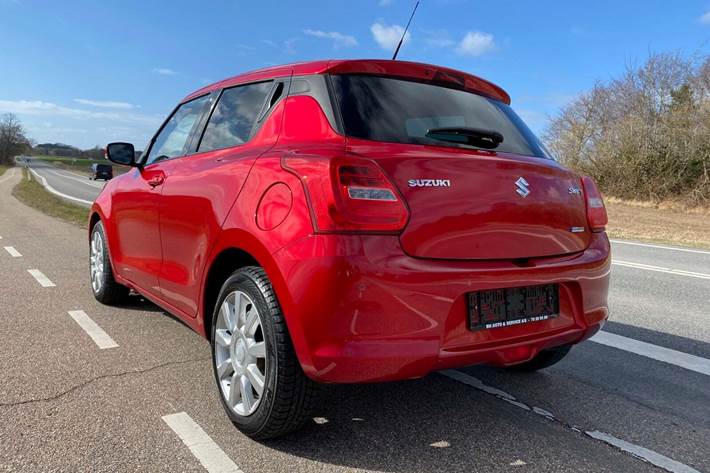 Rød Suzuki Swift fra 2021