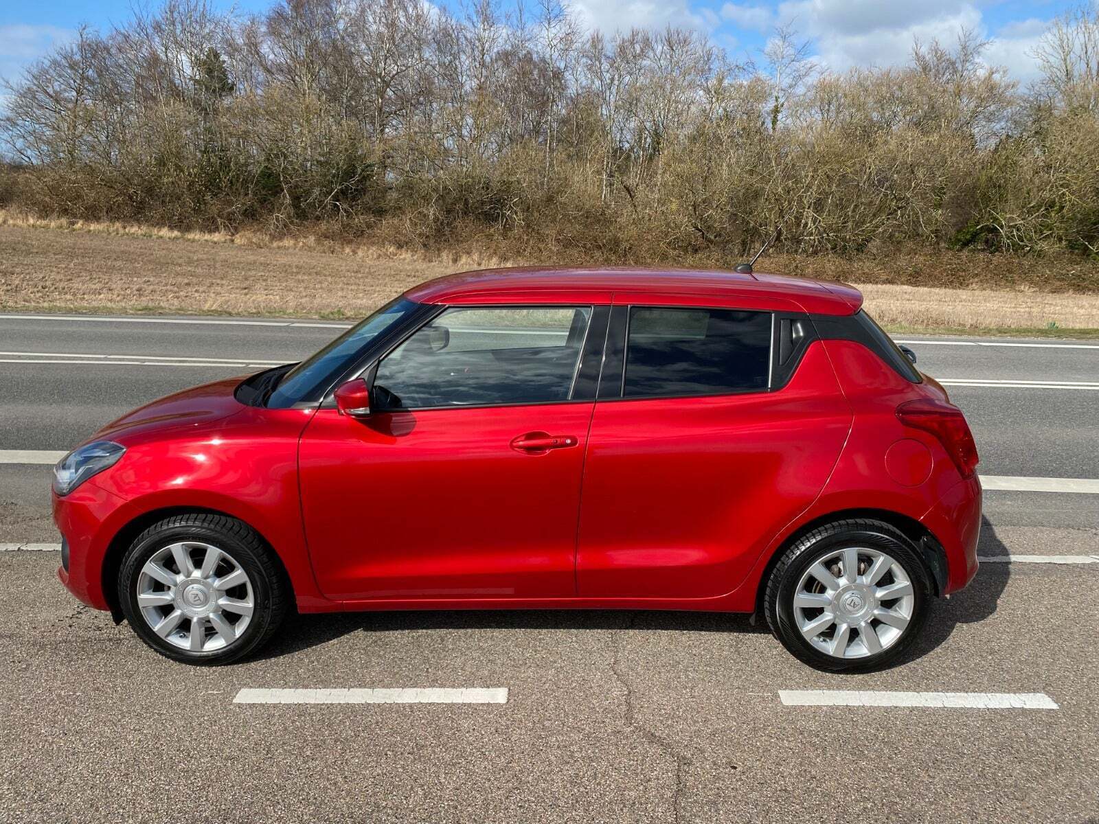 Rød Suzuki Swift fra 2021
