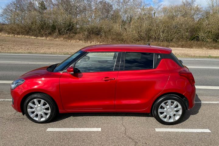 Rød Suzuki Swift fra 2021