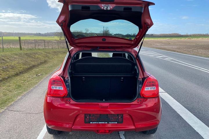 Rød Suzuki Swift fra 2021