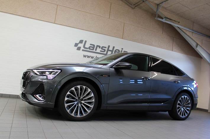Grå Audi e-tron fra 2021